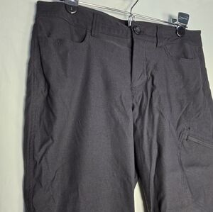 Eddie Bauer Black Nylon Cropped Cargo Pants Size 8 EUC Hiking Walking Outdoors
